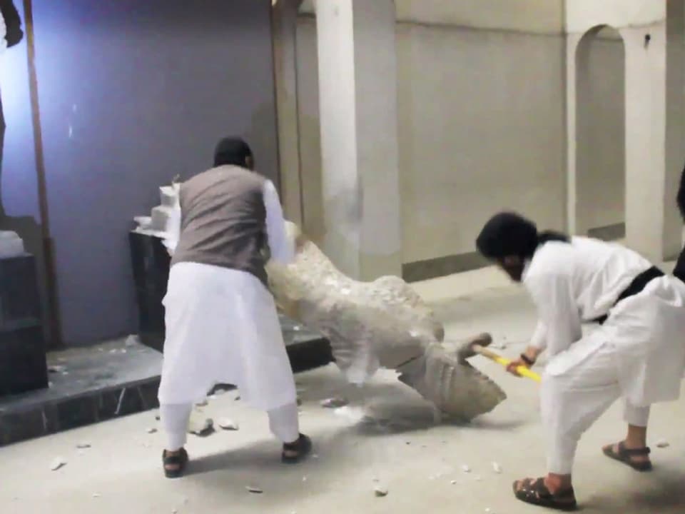 IS-Leute zerstören Statue