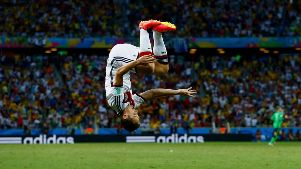 Miroslav Klose macht einen Salto