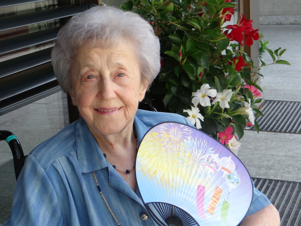 Martha Luchsinger (88) fächelt sich etwas Luft zu.