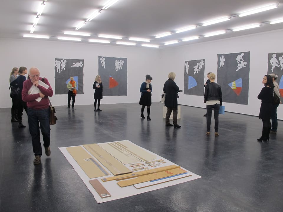 Journalisten begutachten Kunstwerke im Kunsthaus Aarau.