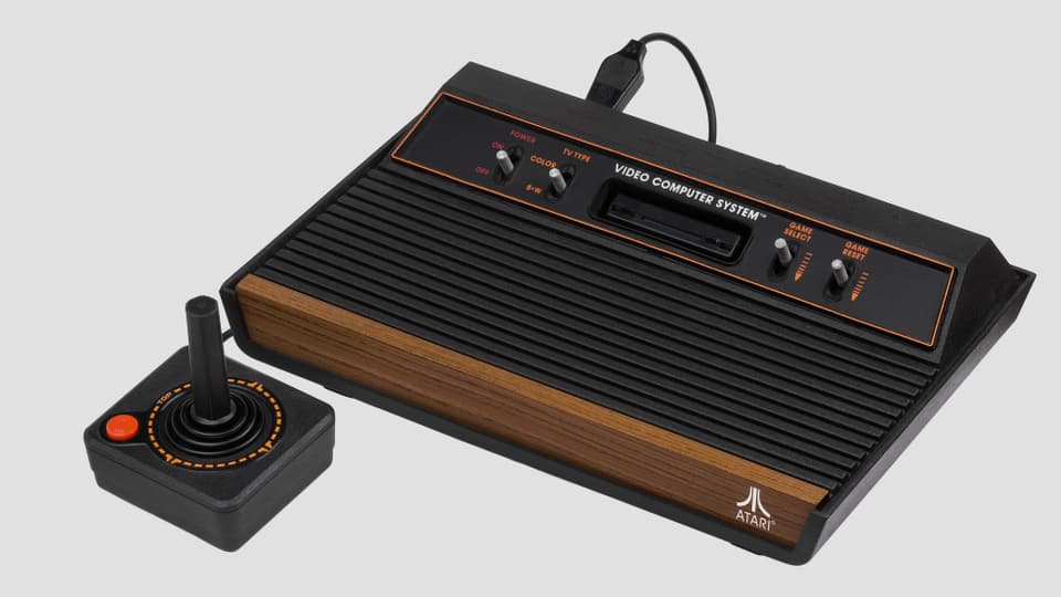 Atari Konsole aus Holz und Plastik mit Joystick