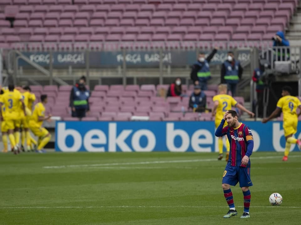 Lionel Messi greift sich an den Kopf.