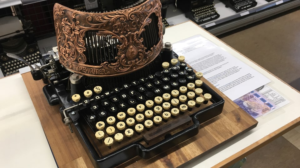 Schreibmaschine mit kunstvoller Verzierung.