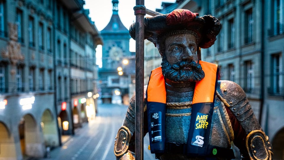 Statue in Berner Altstadt mit Rettungsweste
