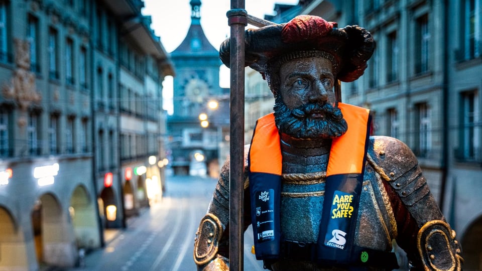 Statue in Berner Altstadt mit Rettungsweste 