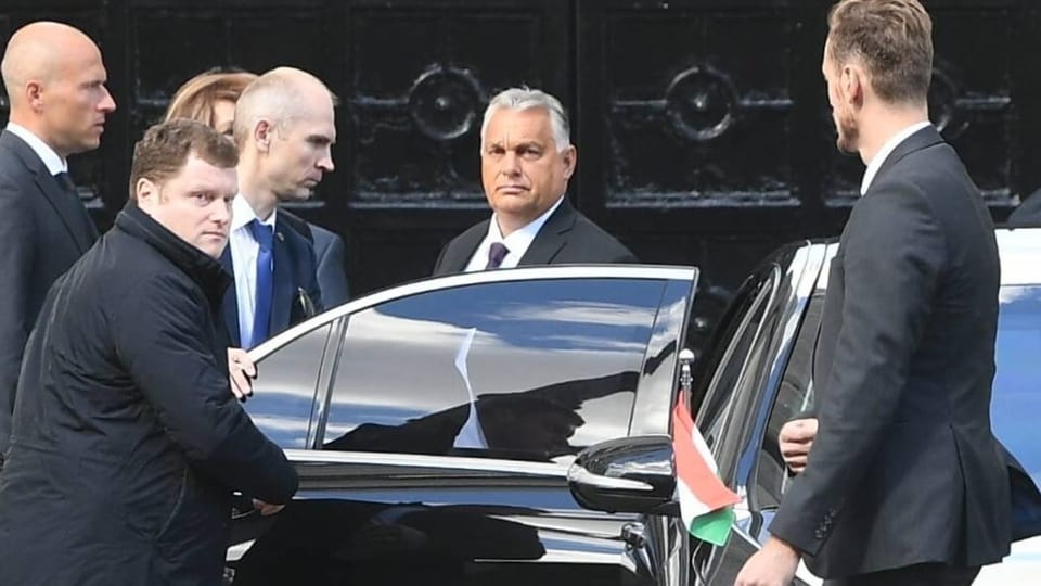 Viktor Orban steigt vor dem Begräbnis für Michail Gorbatschow aus einer Limousine.