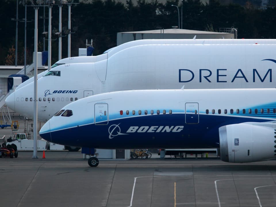 Dreamliner vor Dreamlifter