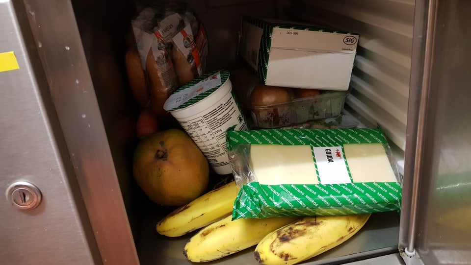 Ein Kühlschrank-Fach gefüllt mit Utensilien