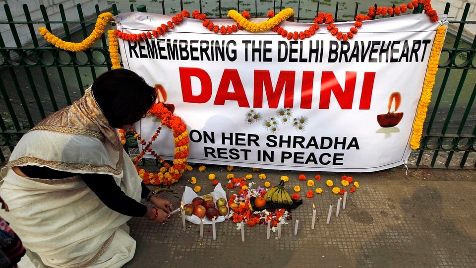 Brennende Kerzen erinnern an das Opfer einer Gruppenvergewaltigung in Indien.