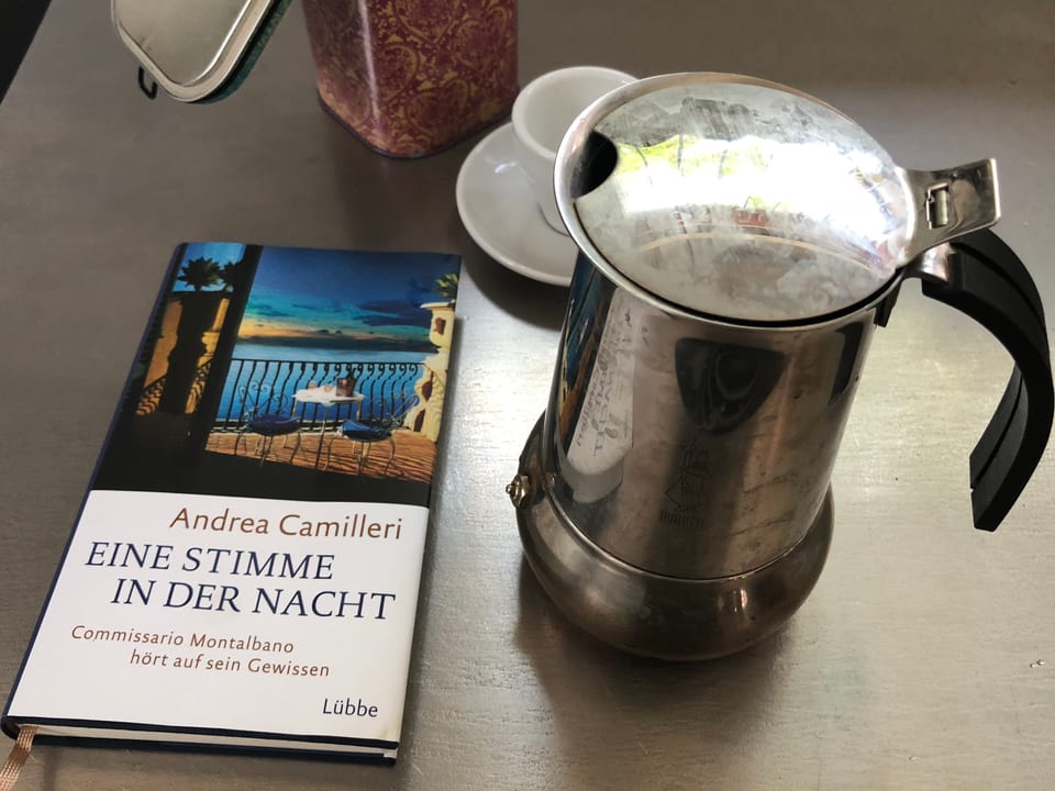 Bild mit dem Krimi «Eine Stimme in der Nacht», Espresso-Kanne und Espressotasse