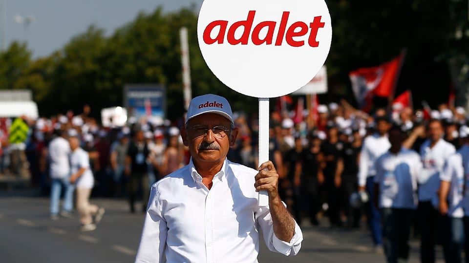 Kemal Kilicdargolu ein Schild mit dem türkischen Wort für Gerechtigkeit, «adalet».