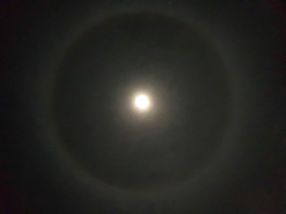Ein Kreis um den Mond.