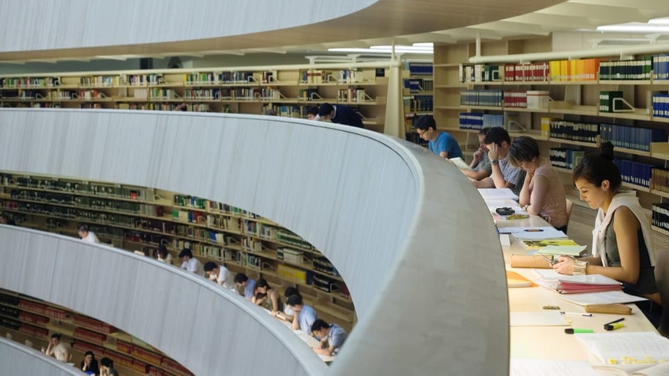 Menschen in einer Bibliothek