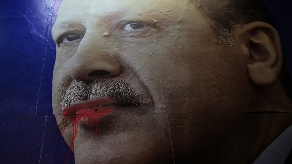 Wahlplakat mit Erdogans Konterfei, seine Lippen wurden mit roter Farbe beschmiert.