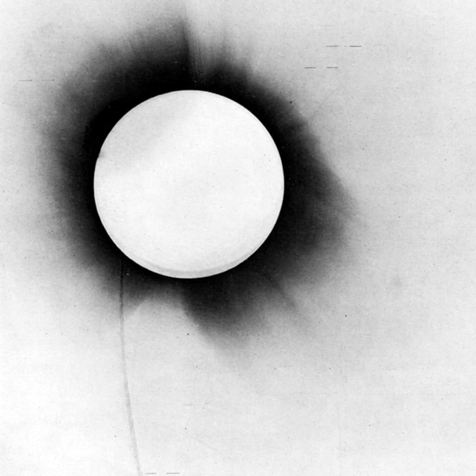 Negativ einer Aufnahme Eddingtons von der Sonnenfinsternis im Jahr 1919 aus  einer Publikation von 1920.