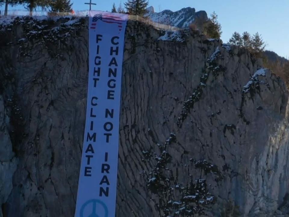 Banner an Felswand