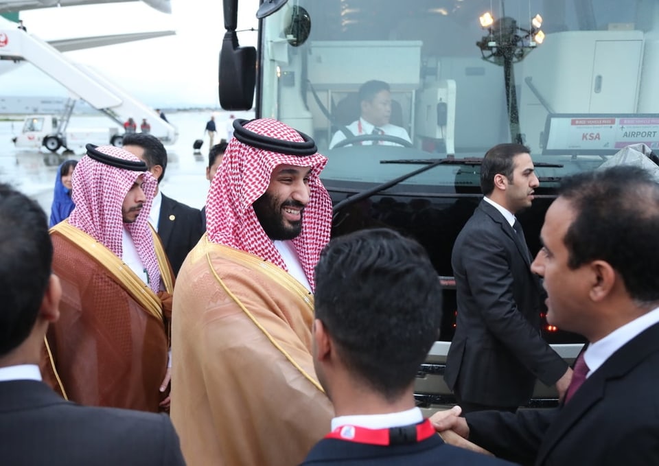Kronprinz Mohammed bin Salman schüttelt Hände.