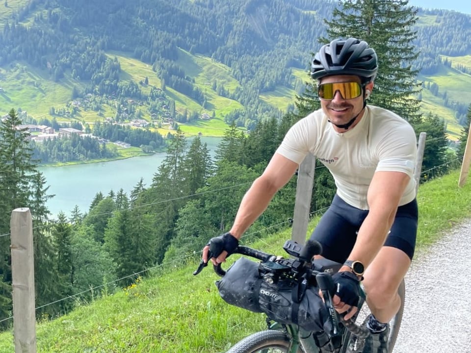 Auf dem Bild ist ein Biker am Schwarzsee zu sehen.