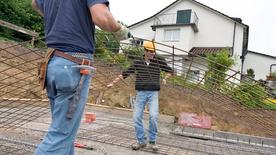 Bauarbeiter aus Ex- Jugoslawien verlegen auf einer Schweizer Baustelle Armierungsgitter.