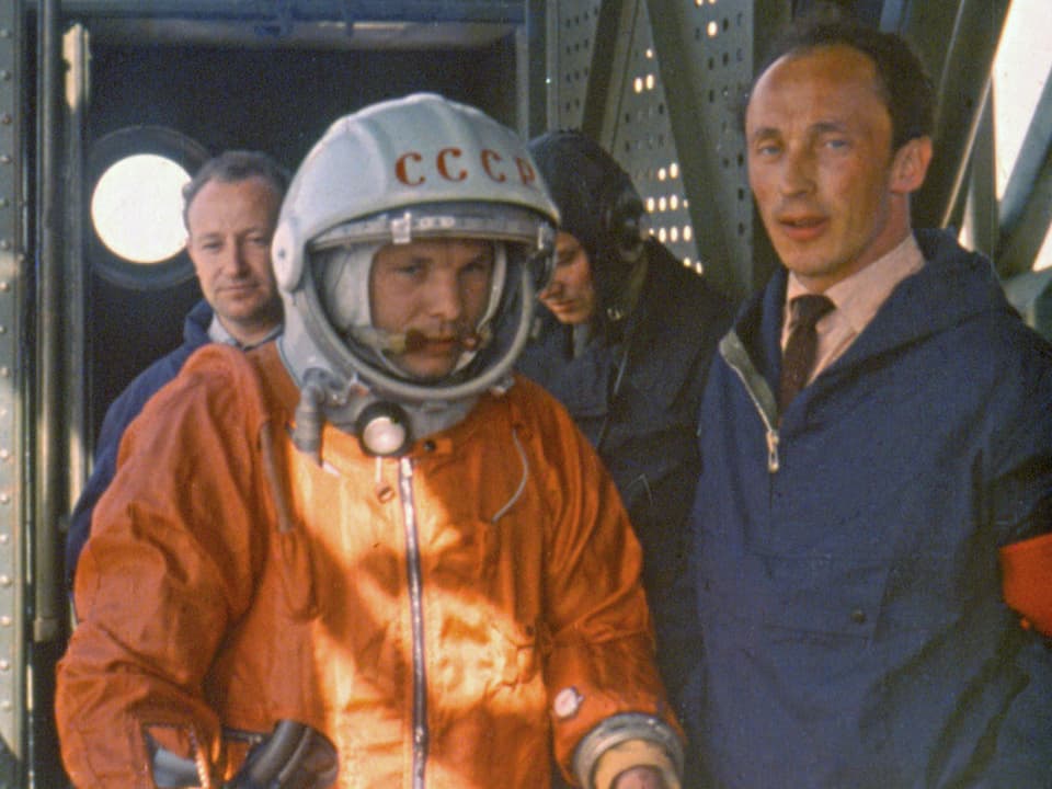 Astronaut Gagarin neben dem Ingenieur Ivanovsky.
