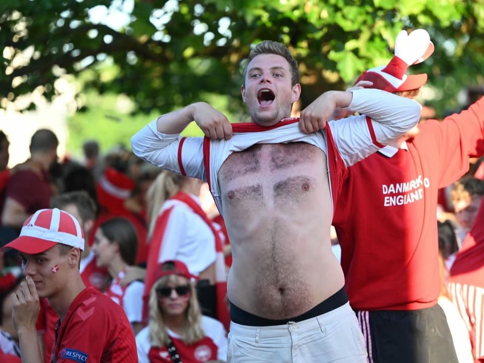 Ein dänischer Fan hat sich die Nationalflagge in die Brusthaare rasiert