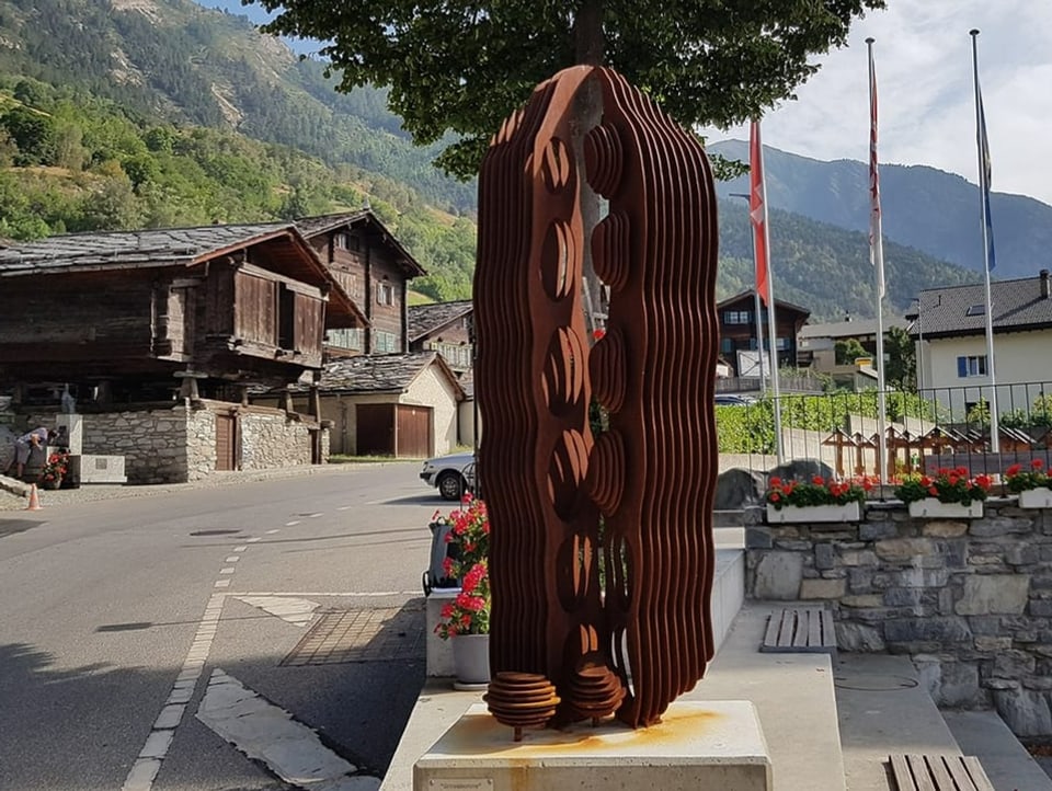 Eine Skulptur auf dem Dorfplatz.