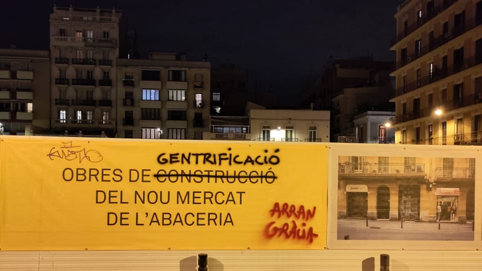 Grossbaustelle in Barcelona. Auf ein Werbeplakat für die neue Überbauung wurde das Wort «Gentrifizierung».gesprayt.