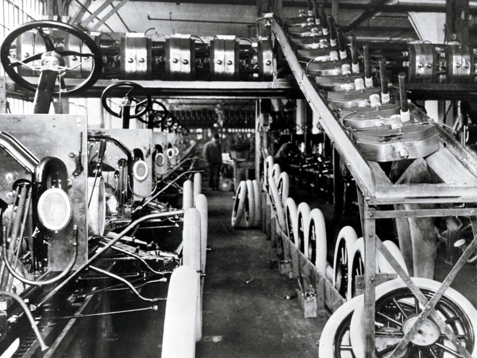 Historische Aufnahme einer Ford-Modell-T-Fabrik mit Fliessband.