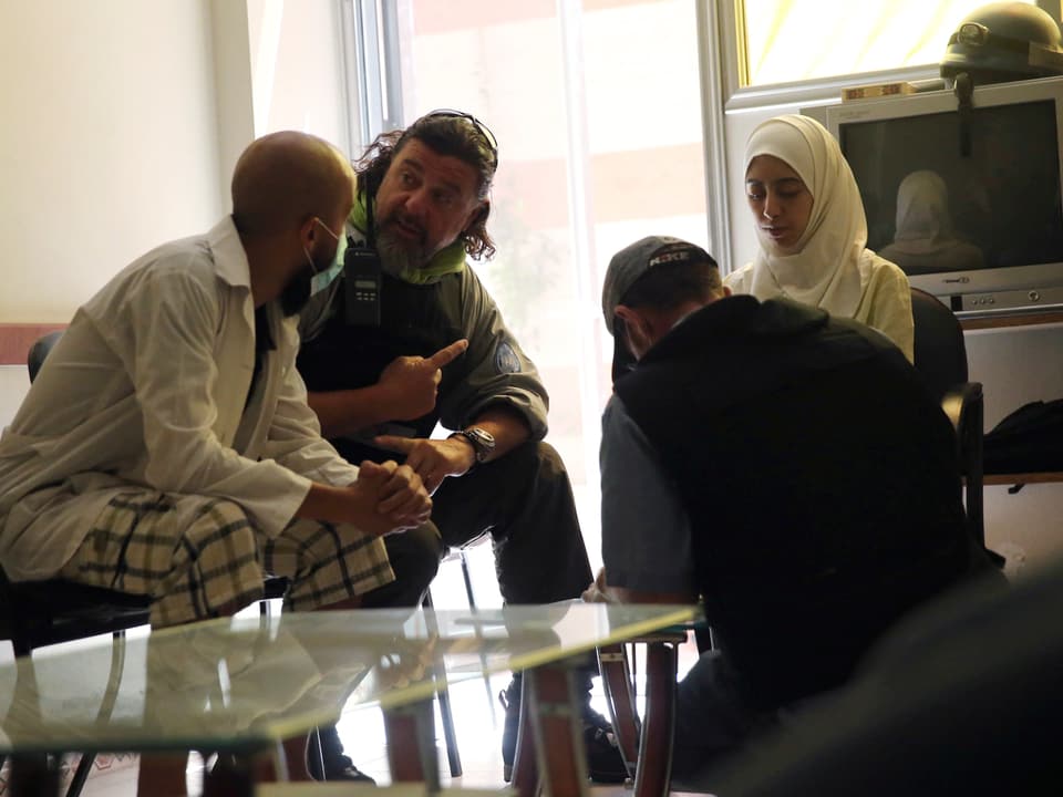 Ein UNO-Experte informiert sich über Ärzte in einem Spital von im Zamalka-Viertel über die Art der Verletzungen der am 21. August eingelieferten Patienten. (reuters)