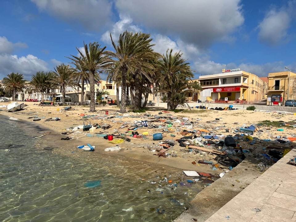 In Buchten und Stränden Lampedusas werden ganze Hinterlassenschaften der Flüchtenden angeschwemmt.