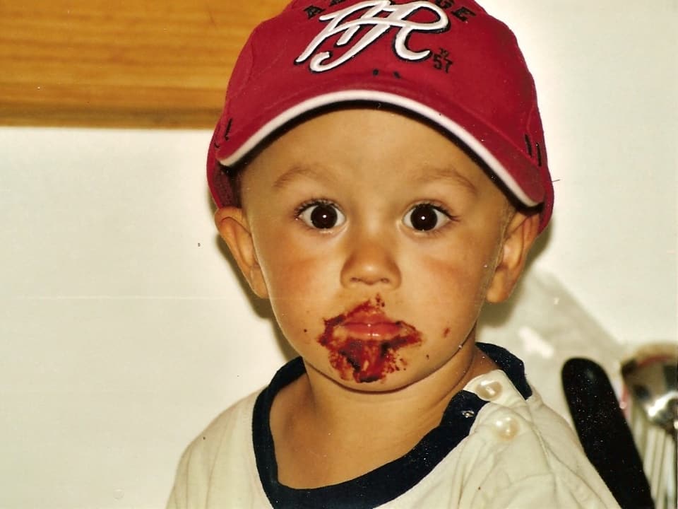 Ein Kind mit schokoladeverschmiertem Gesicht.