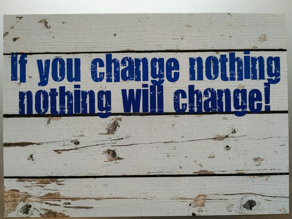 Postkarte von D.Tomaschett aus Cumbel mit der Aufschrift «If you change nothing nothing will change!»