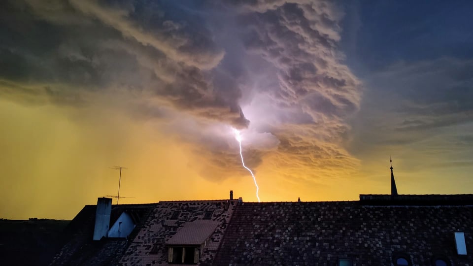 Neunkirch/SH Eine Gewitterwolke über Neunkirch mit einem Blitz.