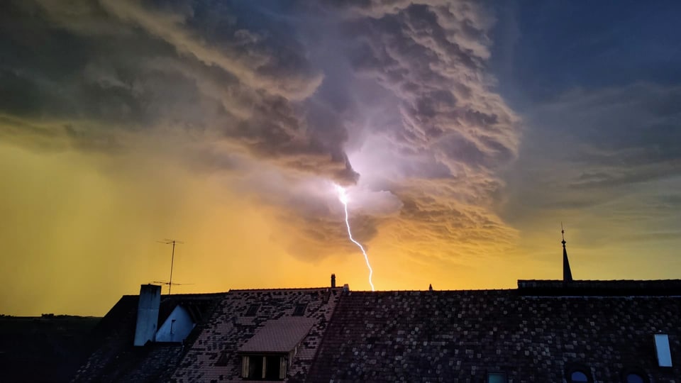 Eine Gewitterwolke über Neunkirch mit einem Blitz.