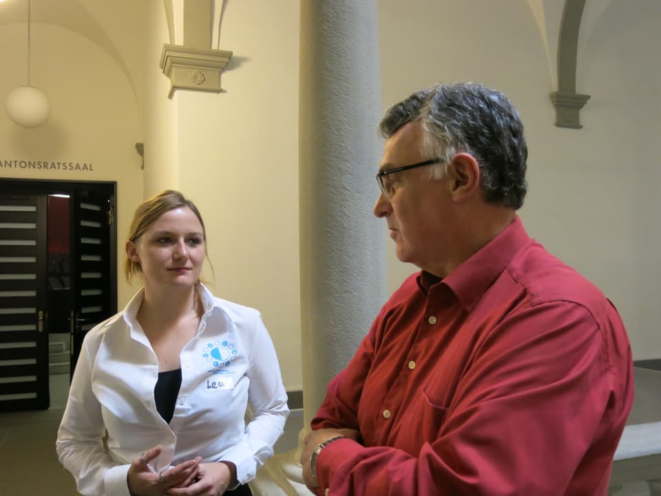 Junge Frau und Herr diskutieren im Regierungsgebäude Luzern