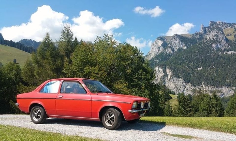 Ein roter Opel Kadett.
