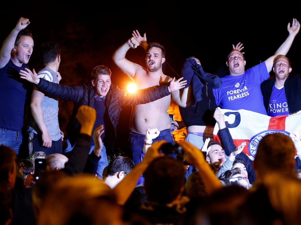 Leicester-Fans feiern auf der Strasse