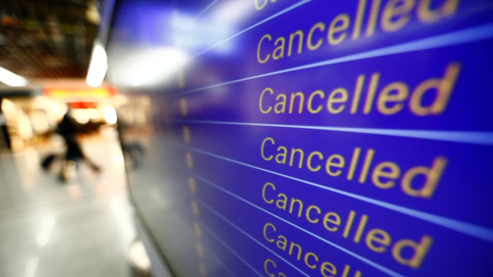 Einze Anzeigetafel im Flughafen Frankfurt zeigt wegen des Streiks der Piolten viele gestrichene Flüge an