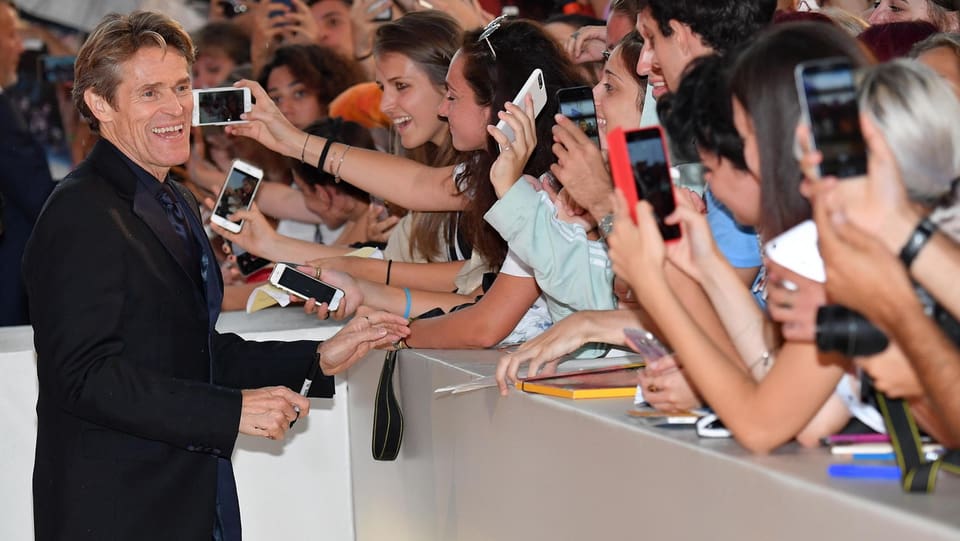 Willem Dafoe macht ein Selfie mit begeisterten Fans
