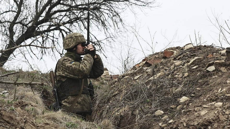 Ein ukainischer Soldat an der Grenzlinie zu den pro-russischen Rebellengebieten in der Nähe von Donesk am 12. April 2021.