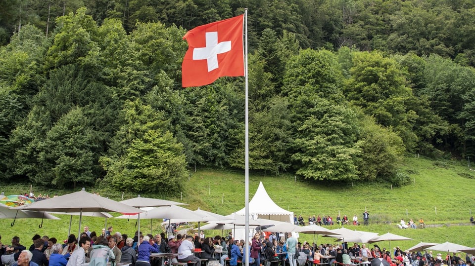 Schweizer Fahne weht auf dem Rütli