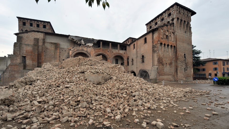 Das Schloss Delle Rocche in Finale Emilia nach der Katastrophe am 20 Mai 2012 liegt zum Teil in Trümmern.