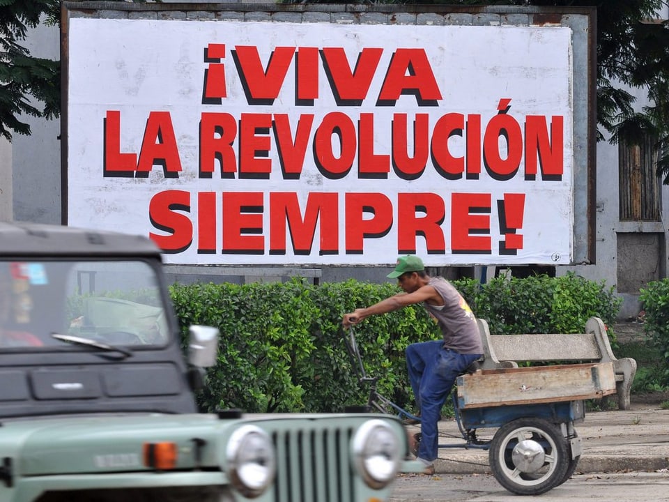 Ein Schild mit der Aufschrift: «Viva la revolución siempre!»