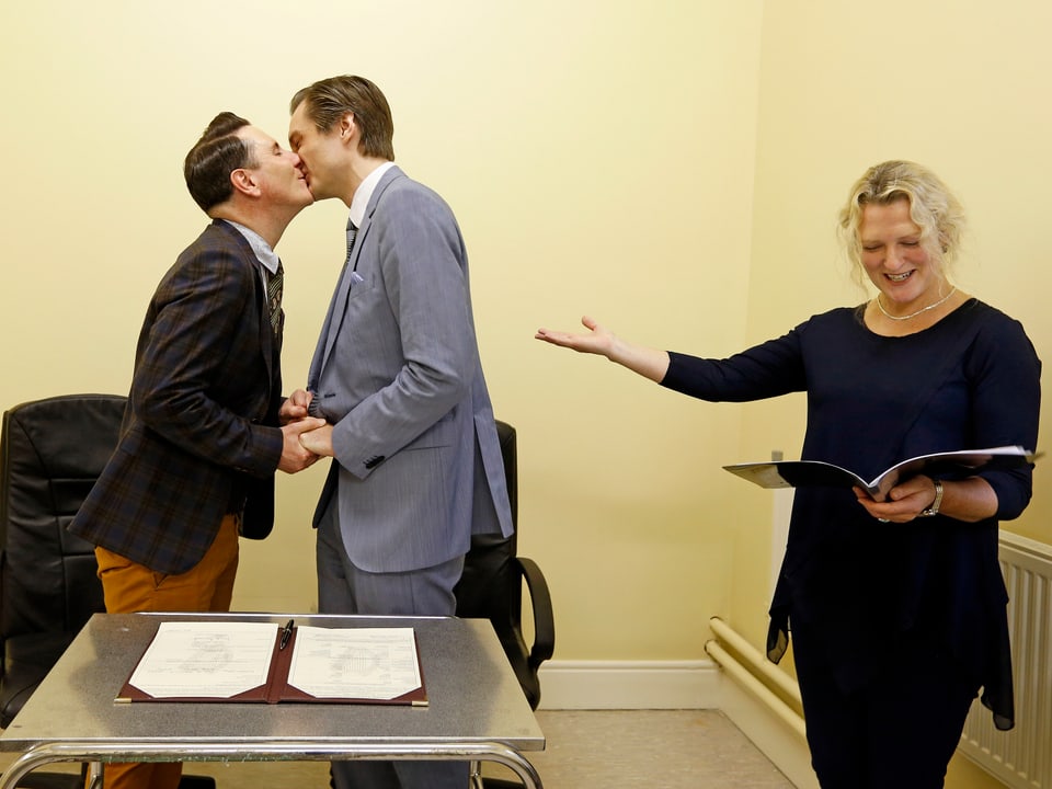 Schwules Paar wird vermählt und küsst sich