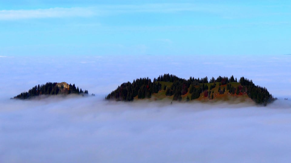 Zwei Hügel im Nebelmeer