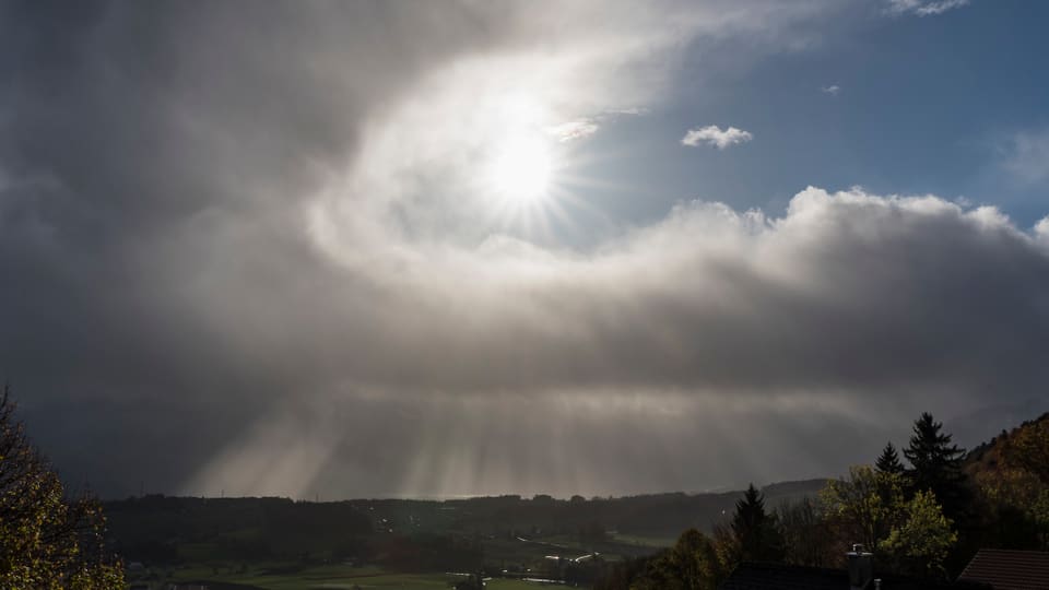 Sonne scheint durch Wolkenloch in Burgistein BE.