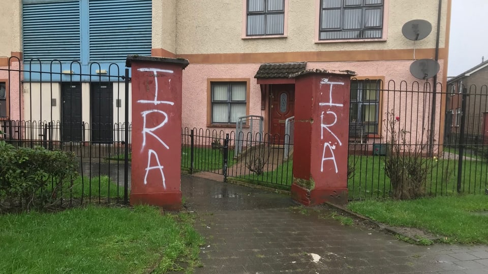 Hauseingang mit Pfosten, auf denen IRA steht.