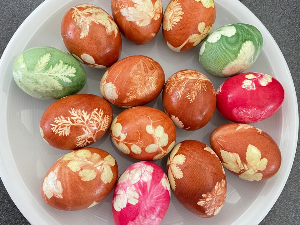 Bunt gefärbte Eier mit Blattsujets.