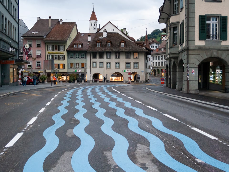 Blauer Mehrzweckstreifen in der Stadt Thun.