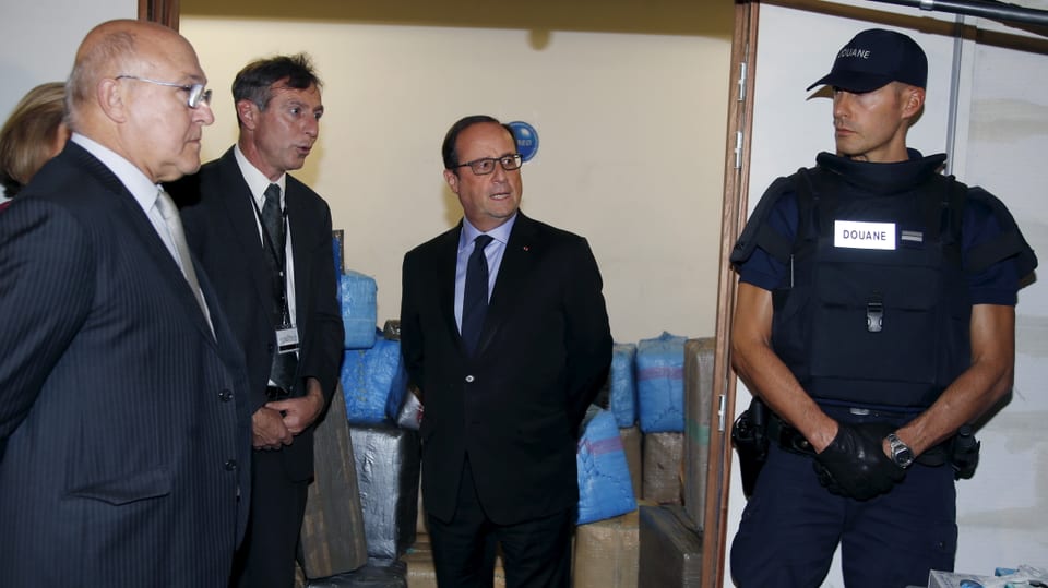 Frankreichs Präsident spricht mit Drogenfahndern nach dem Fund von 7 Tonnen Cannabis. 